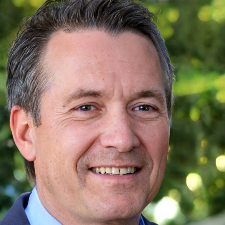 Portrait de Marc Dubois, expert en finance